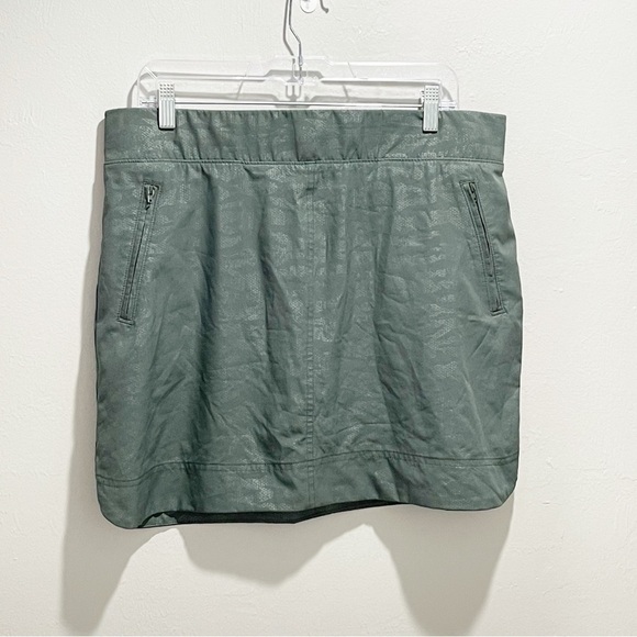 ORVIS Women’s Classic Green Camo Embossed Pull-On Travel Skort Pockets Size L - Picture 2 of 6